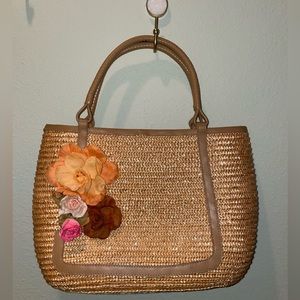 Straw tote bag with handles